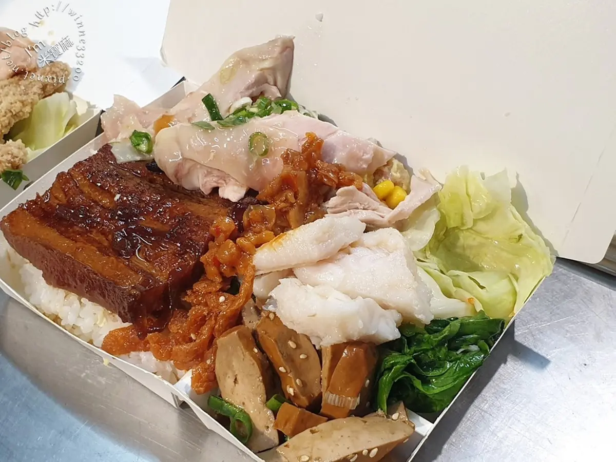 挑戰台北最便宜!便當3拼主菜+5配菜僅120元,隱身夜市還沒開門先排爆 挑戰台北最便宜!便當3拼主菜+5配菜僅120元,隱身夜市還沒開門先排爆