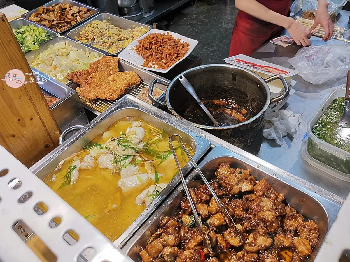 挑戰台北最便宜!便當3拼主菜+5配菜僅120元,隱身夜市還沒開門先排爆 挑戰台北最便宜!便當3拼主菜+5配菜僅120元,隱身夜市還沒開門先排爆