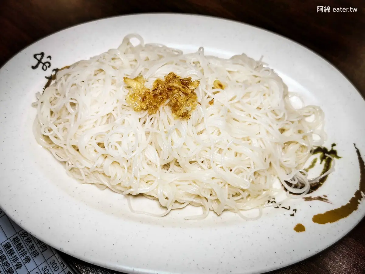 桃園人激推「平價炒羊肉」！爆量羊肉炒麵、燴飯百元有找，路邊攤賣到開店面