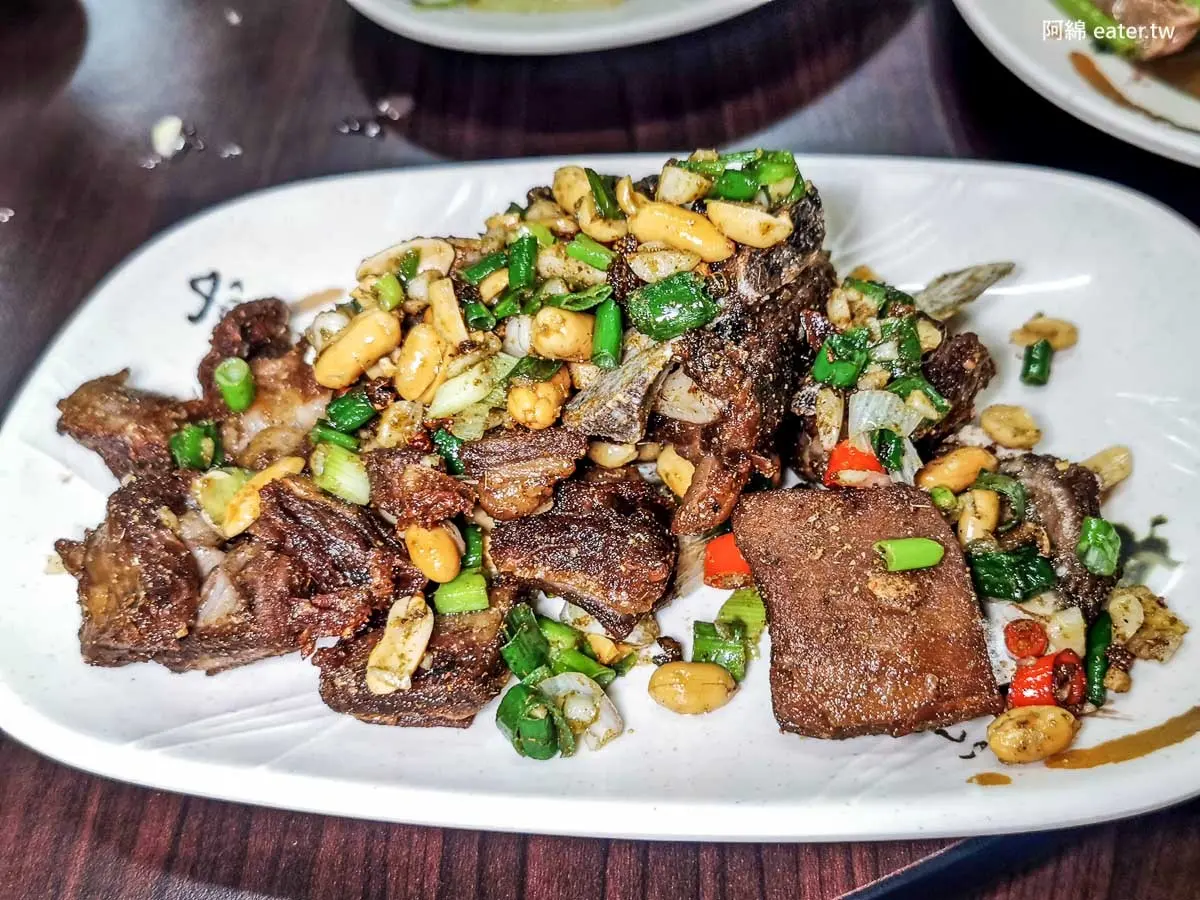 桃園人激推「平價炒羊肉」！爆量羊肉炒麵、燴飯百元有找，路邊攤賣到開店面