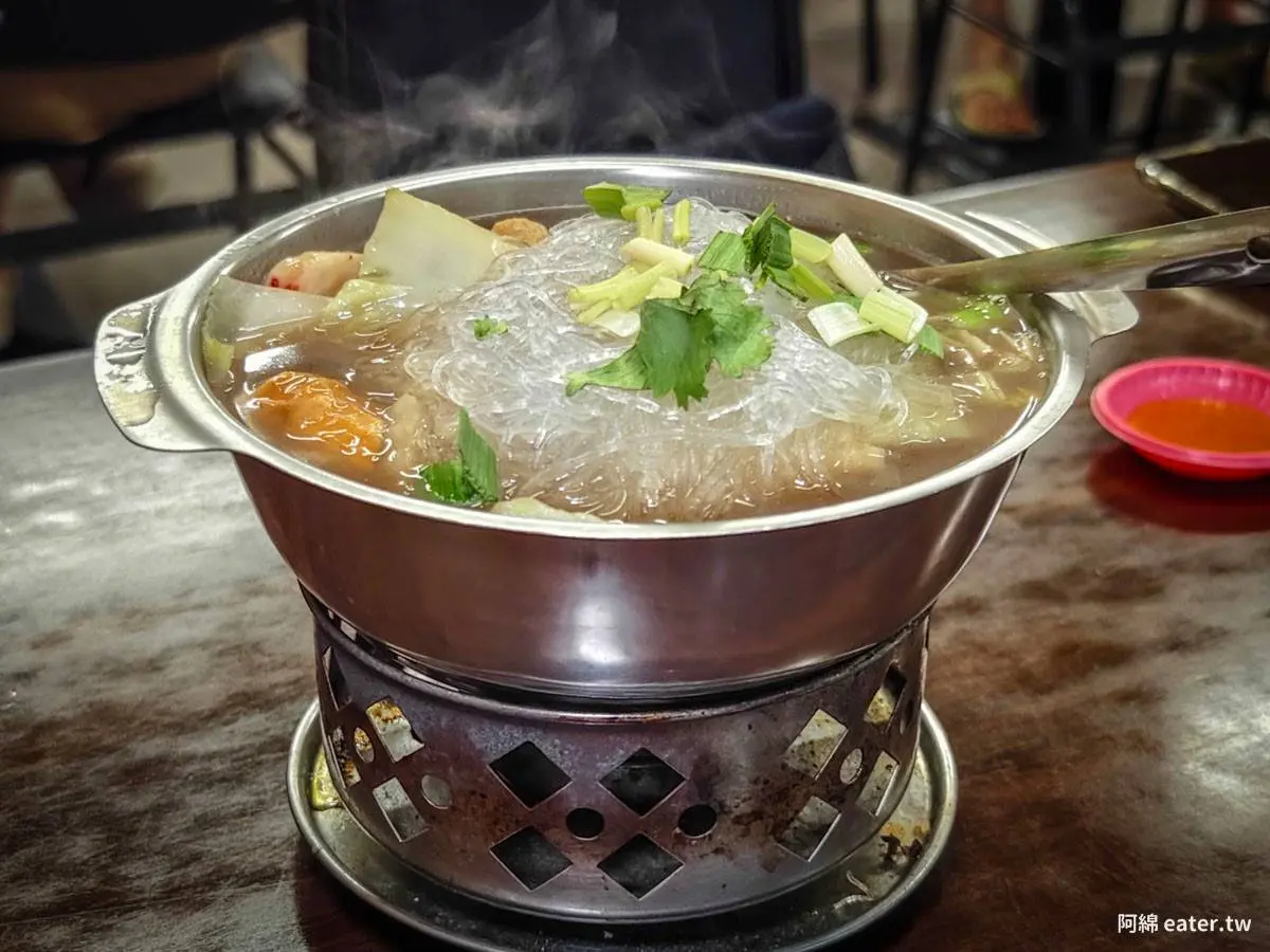 桃園人激推「平價炒羊肉」！爆量羊肉炒麵、燴飯百元有找，路邊攤賣到開店面