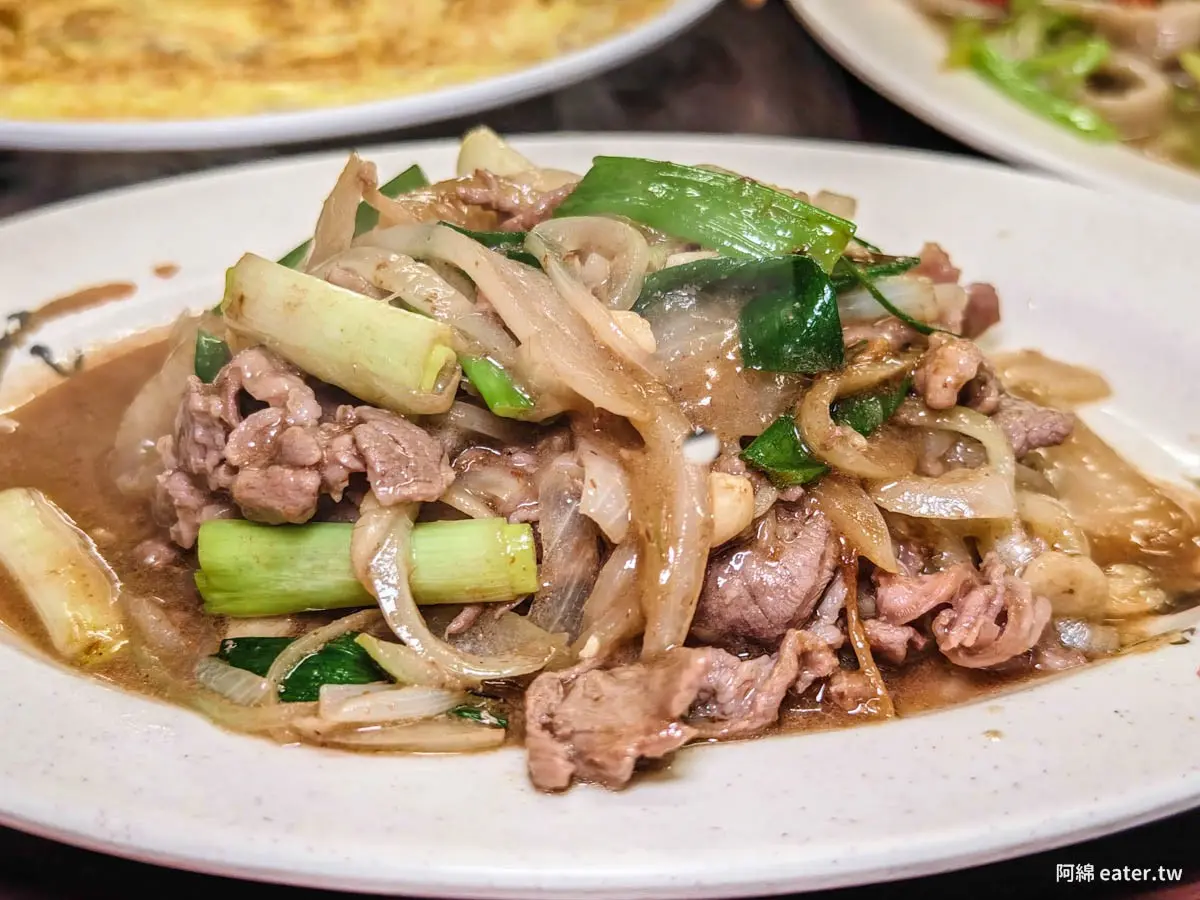 桃園人激推「平價炒羊肉」！爆量羊肉炒麵、燴飯百元有找，路邊攤賣到開店面