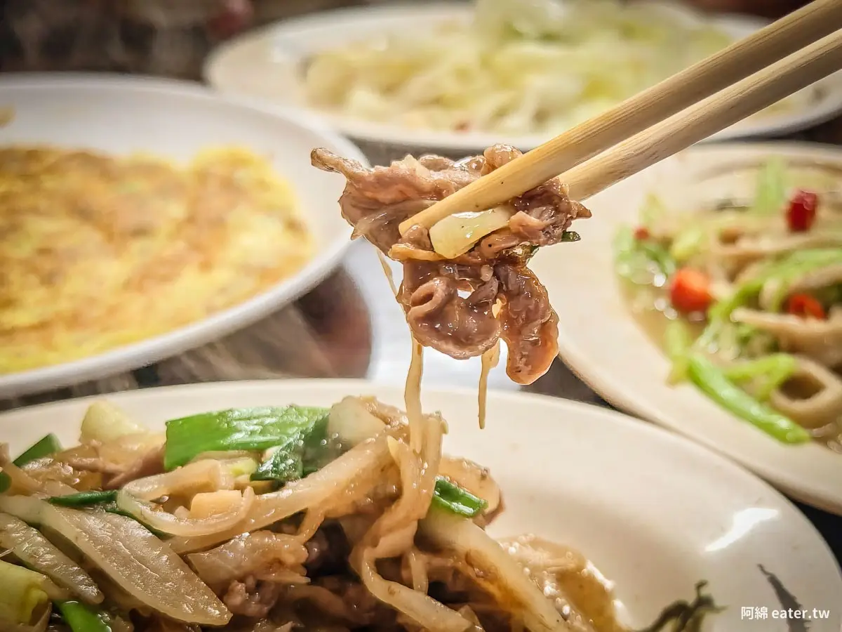 桃園人激推「平價炒羊肉」！爆量羊肉炒麵、燴飯百元有找，路邊攤賣到開店面