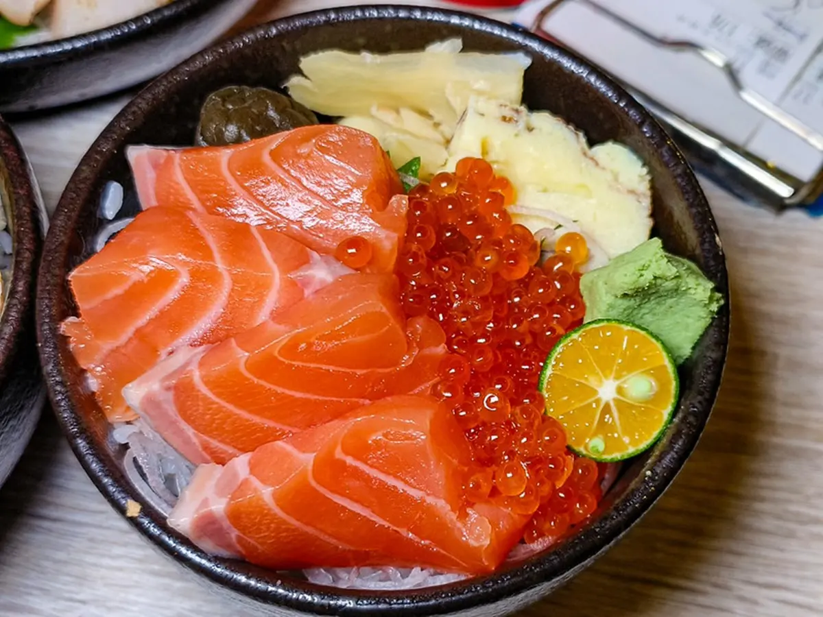 170元爽吃！台北６家「高CP值生魚片丼飯」推薦：小資套餐、捷運平價日料