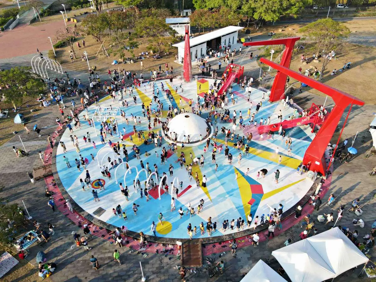 高雄最大「免門票親水公園」開放!吊臂噴水器、拱門水霧超消暑,暑假衝一波 高雄最大「免門票親水公園」開放!吊臂噴水器、拱門水霧超消暑,暑假衝一波