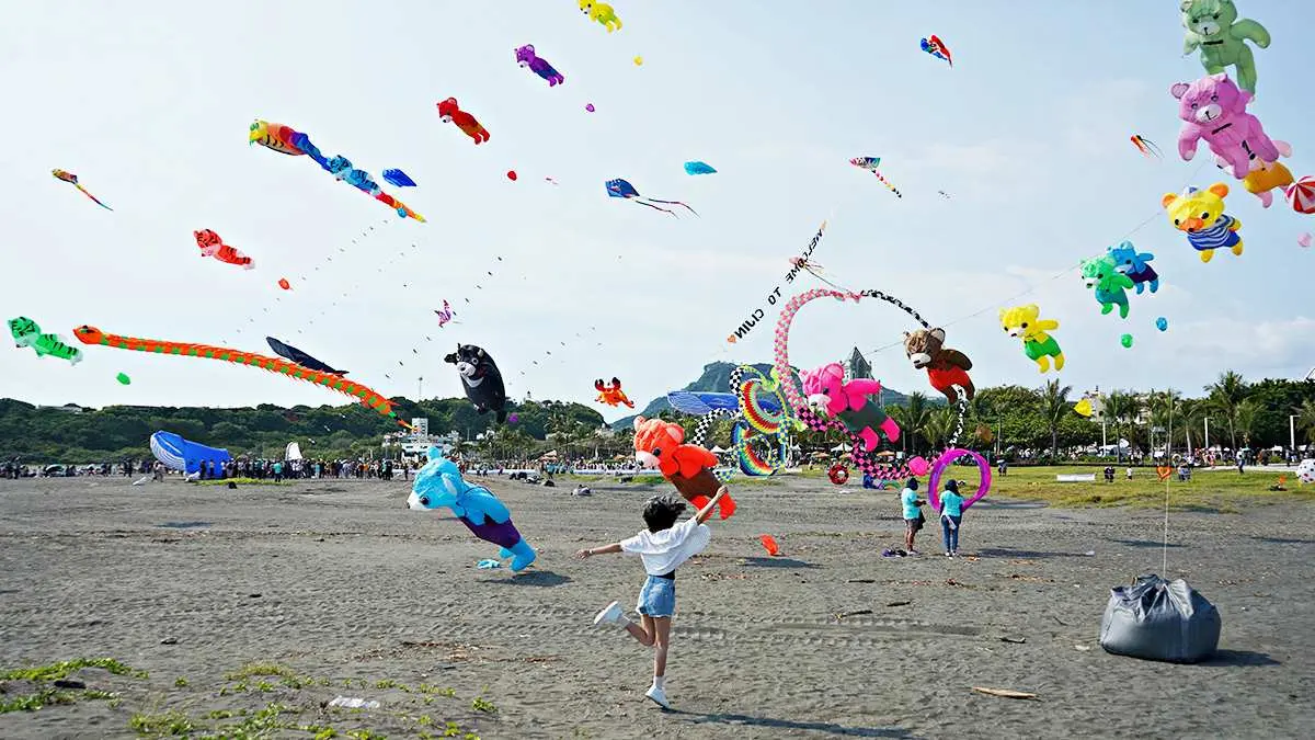 「2024旗津風箏節」僅４天！百隻風箏升空、飛龍在天帥翻，氣墊水樂園免費玩