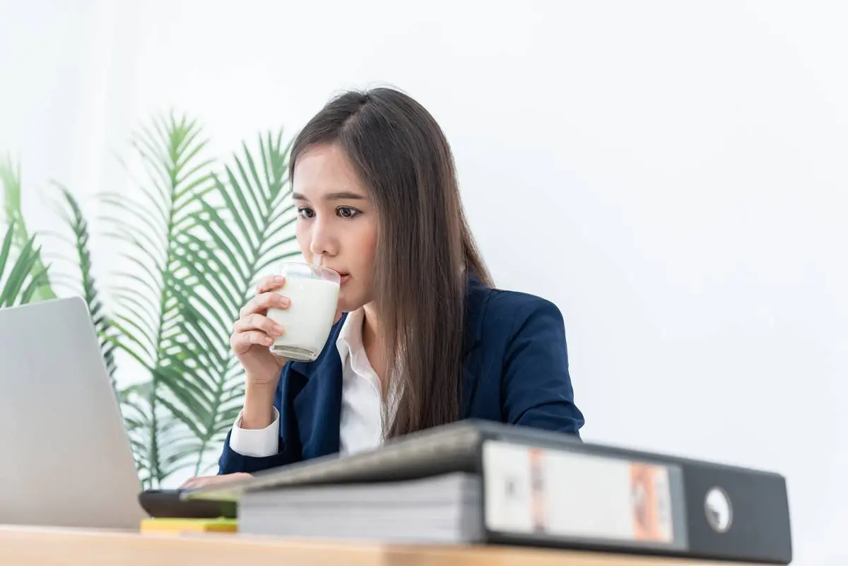 辦公室上班族注意！久坐打電腦超傷「這器官」，腹脹、便祕、消化不良全都來