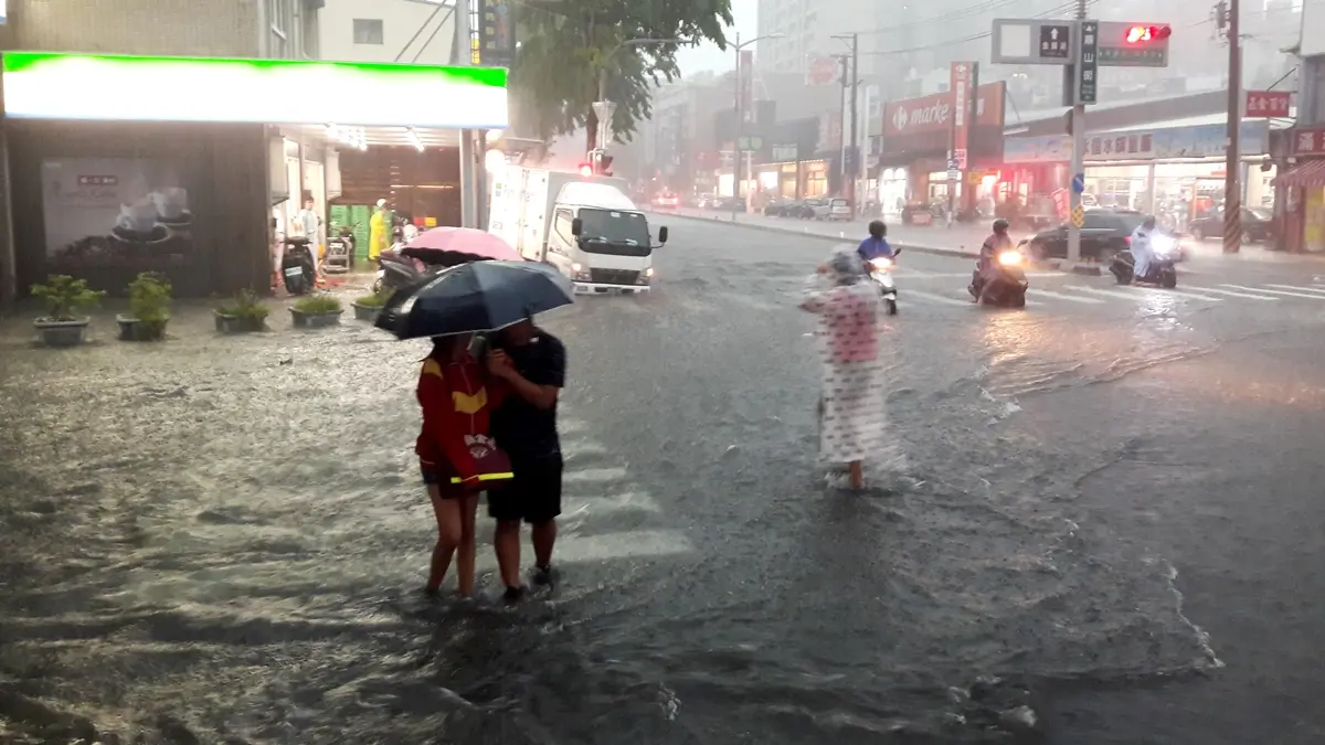 雨天鞋子濕透怎麼辦？家事達人授３招速乾不發臭，網友實測：真的很實用
