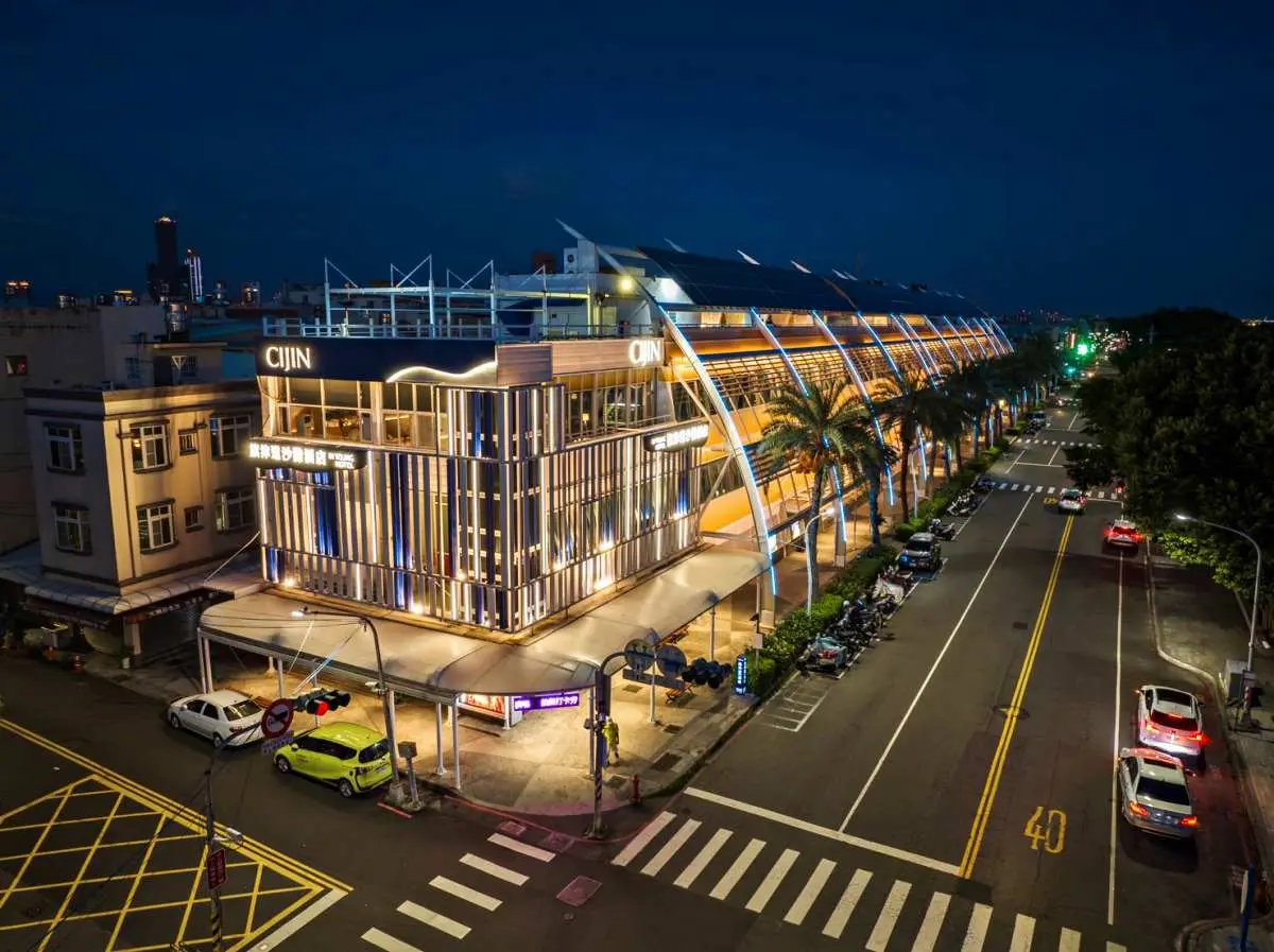 挑戰「高雄最美市場」!線形波浪+LED外牆點燈美到炸,坐擁海景第一排 挑戰「高雄最美市場」!線形波浪+LED外牆點燈美到炸,坐擁海景第一排