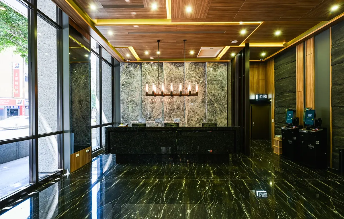 窗外就是樹海！台北最新「綠建築飯店」開幕，早餐爽嗑海鮮鹹粥、歐姆蛋套餐