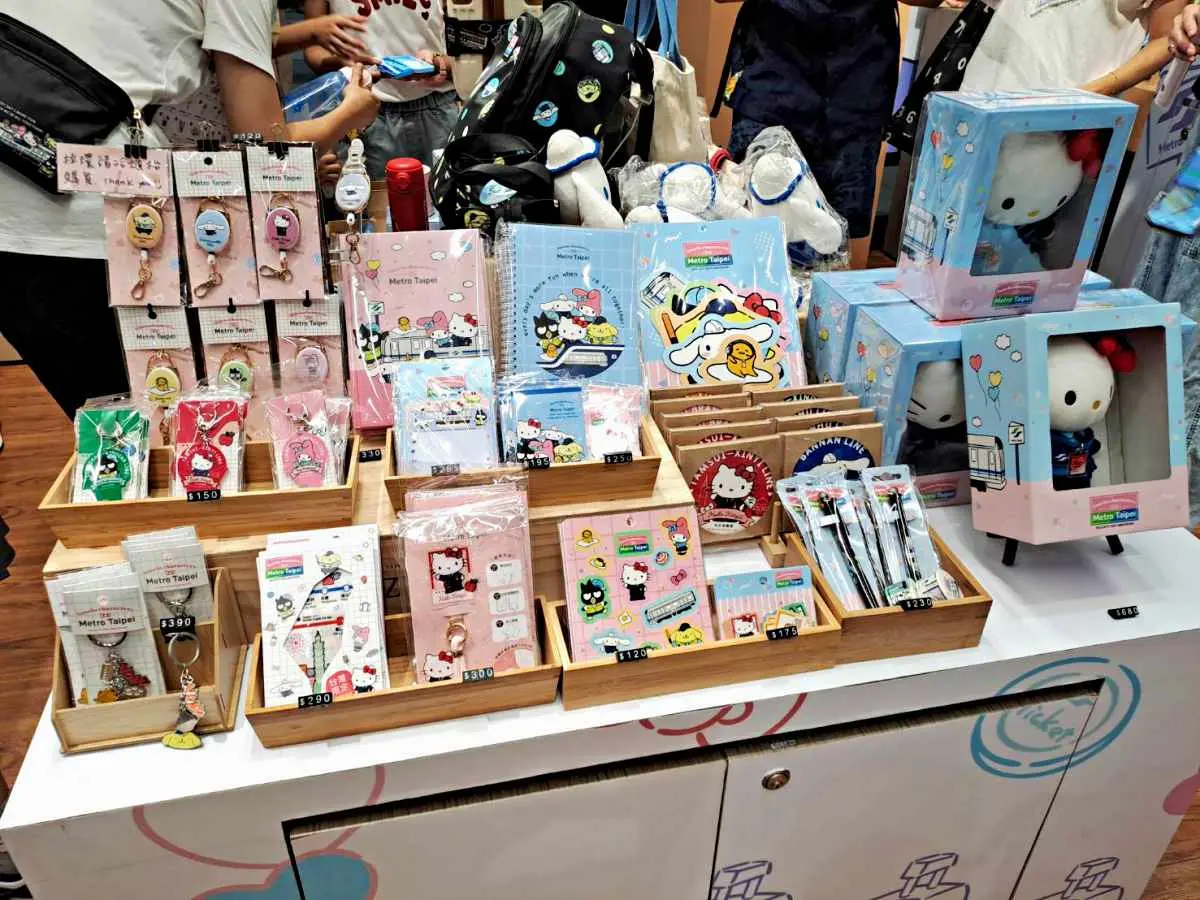 「酷洛米」首度現身台北捷運!開箱三麗鷗26款新周邊:餅乾禮盒、迴力車玩具 「酷洛米」首度現身台北捷運!開箱三麗鷗26款新周邊:餅乾禮盒、迴力車玩具