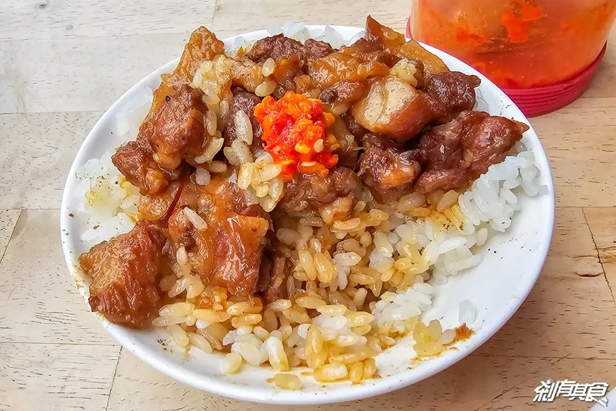 豬血湯、紅茶免費喝到飽!台中廟口佛系臭豆腐,再搭滷肉飯百元吃飽飽 豬血湯、紅茶免費喝到飽!台中廟口佛系臭豆腐,再搭滷肉飯百元吃飽飽