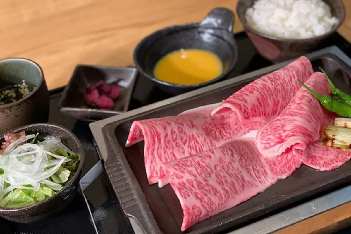 2024最新!東京成田機場必吃美食12選:站著吃的壽司、機場和牛料理 2024最新!東京成田機場必吃美食12選:站著吃的壽司、機場和牛料理