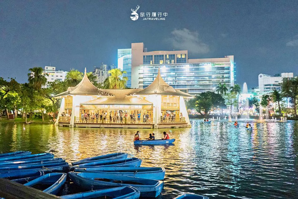 2026台中夜景精選!Top12台中夜晚景點:夜景餐廳、情侶約會好去處推薦 台中夜景推薦經典地標「湖心亭」,在夜晚的湖中划小船散心,非常愜意。