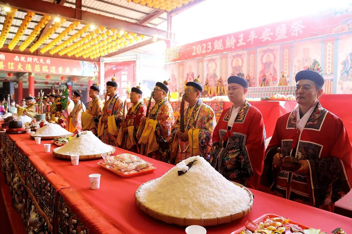 鹽的民俗禁忌!「拜天公、驅邪、祈求好運」都用,「撒鹽米」做錯當心無效 鹽的民俗禁忌!「拜天公、驅邪、祈求好運」都用,「撒鹽米」做錯當心無效