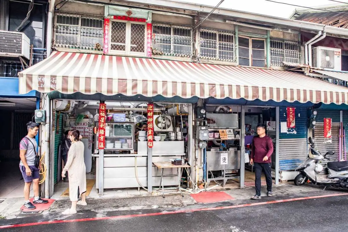 堪稱嘉義麵店天花板!超強滷味多到選擇障礙,45元乾麵堆成山、酸辣湯全是料 堪稱嘉義麵店天花板!超強滷味多到選擇障礙,45元乾麵堆成山、酸辣湯全是料