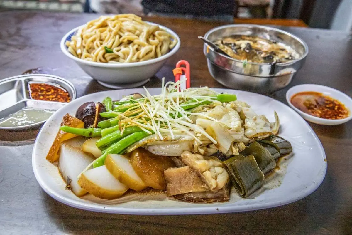 堪稱嘉義麵店天花板!超強滷味多到選擇障礙,45元乾麵堆成山、酸辣湯全是料 堪稱嘉義麵店天花板!超強滷味多到選擇障礙,45元乾麵堆成山、酸辣湯全是料