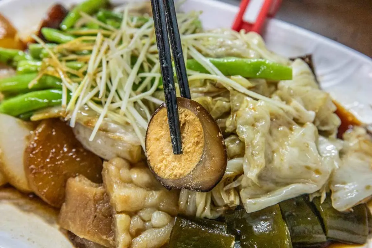 堪稱嘉義麵店天花板!超強滷味多到選擇障礙,45元乾麵堆成山、酸辣湯全是料 堪稱嘉義麵店天花板!超強滷味多到選擇障礙,45元乾麵堆成山、酸辣湯全是料