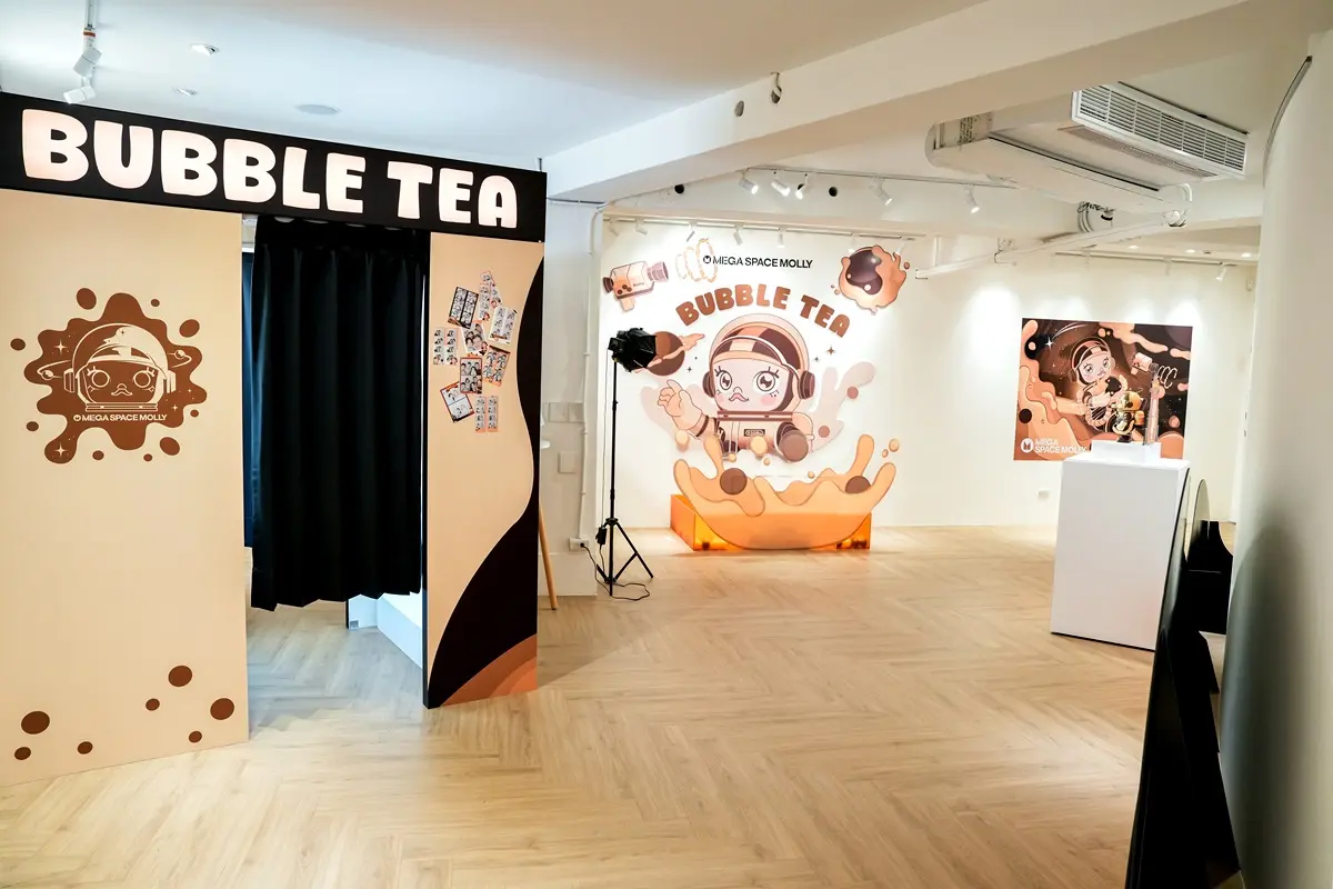 免費逛「POP MART珍奶公仔」特展!爽抽台灣限定珍奶MOLLY、玩拍貼機 免費逛「POP MART珍奶公仔」特展!爽抽台灣限定珍奶MOLLY、玩拍貼機