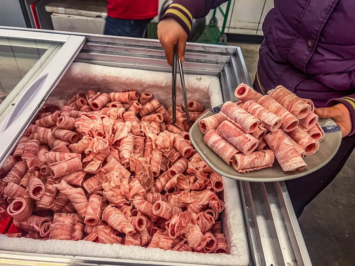 挑戰桃園最便宜!500元「羊肉爐吃到飽」免服務費,羊大骨、羊排整桶任你夾 挑戰桃園最便宜!500元「羊肉爐吃到飽」免服務費,羊大骨、羊排整桶任你夾