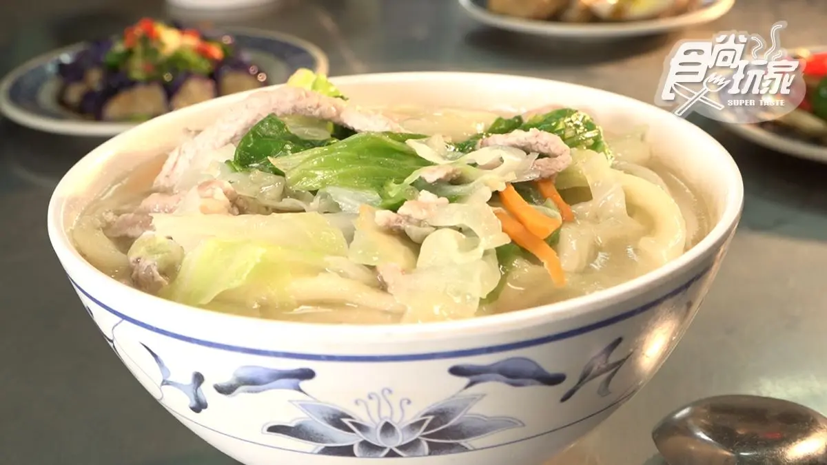 外媒稱「台灣美食之最」!台北城中市場「老字號熗鍋麵」,手擀麵Q彈有嚼勁 外媒稱「台灣美食之最」!台北城中市場「老字號熗鍋麵」,手擀麵Q彈有嚼勁