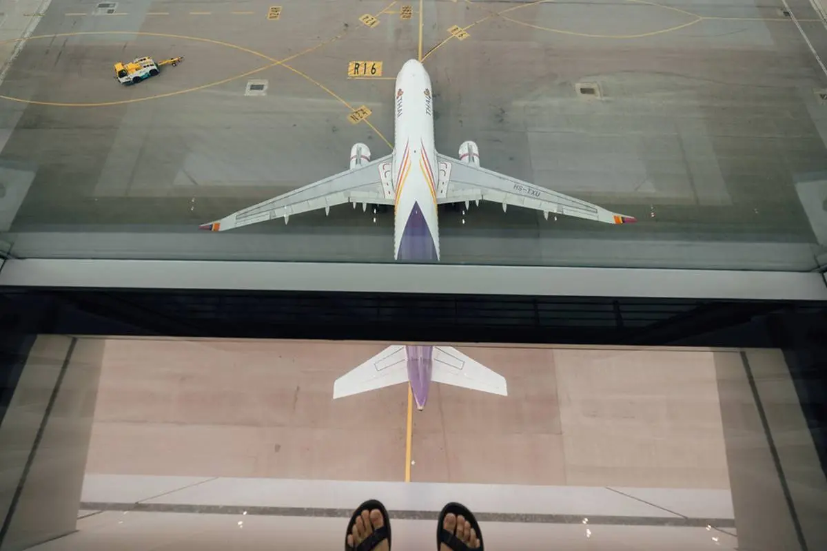 等飛機不無聊!機場最新「透明天際走廊」,看巨無霸飛機「腳下穿越」超過癮 等飛機不無聊!機場最新「透明天際走廊」,看巨無霸飛機「腳下穿越」超過癮