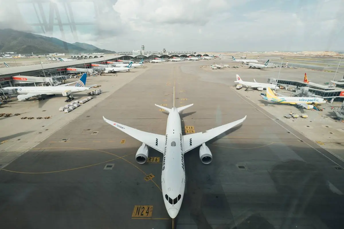 等飛機不無聊!機場最新「透明天際走廊」,看巨無霸飛機「腳下穿越」超過癮 等飛機不無聊!機場最新「透明天際走廊」,看巨無霸飛機「腳下穿越」超過癮