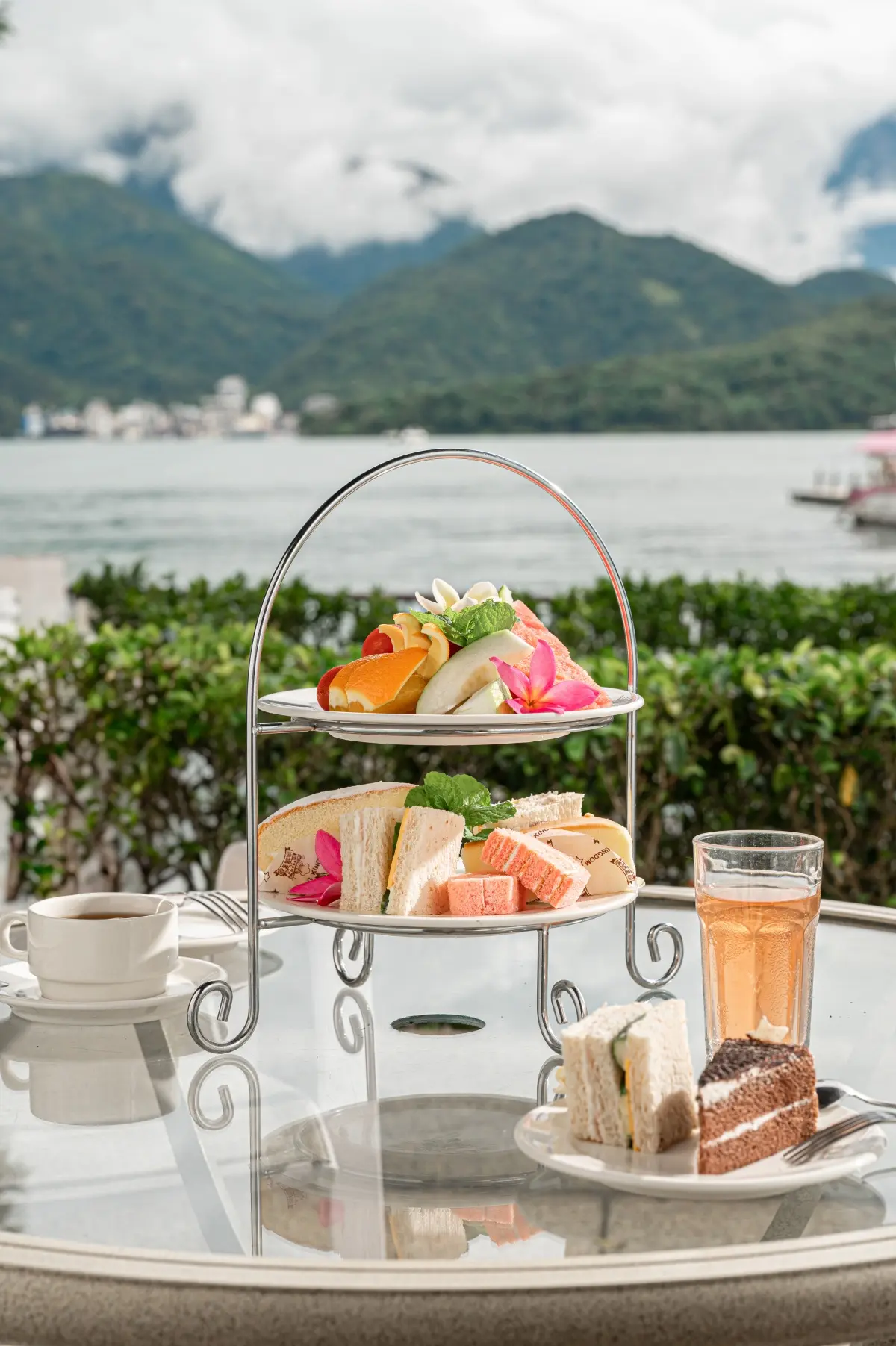 在日月潭夢幻湖景中美醒！「享受英式下午茶、自行車環湖」湖景飯店好療癒，《旅宿大賞》住宿券免費抽！