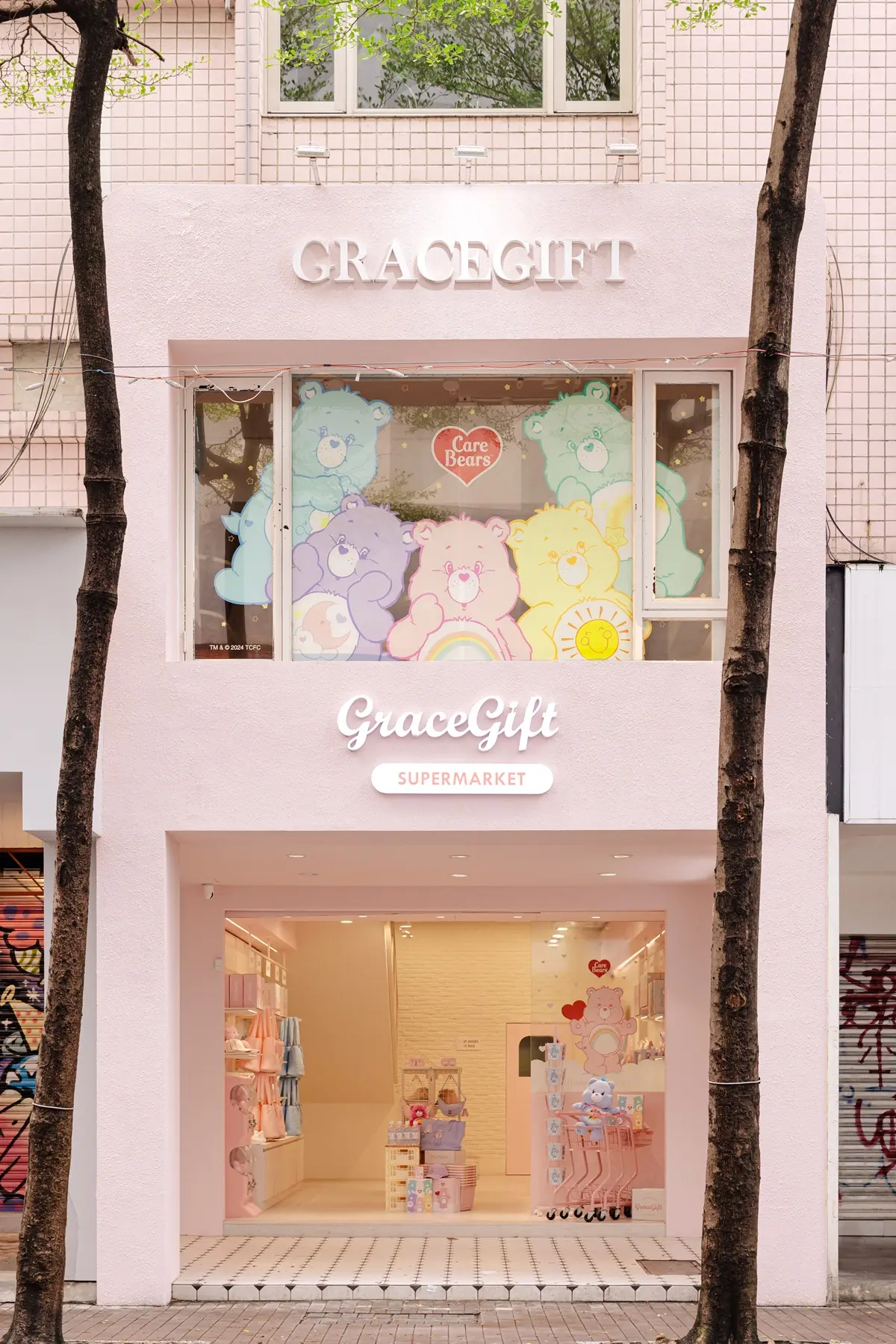全台首間「彩虹熊粉紅小屋」在西門!Care Bears專賣店:巨大盒裝、送襪子盲盒 全台首間「彩虹熊粉紅小屋」在西門!Care Bears專賣店:巨大盒裝、送襪子盲盒