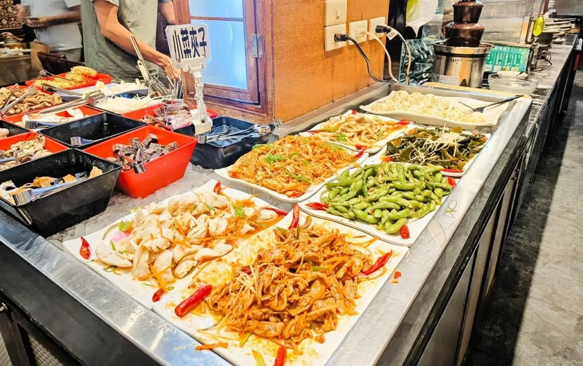 340元起「自助吧」吃到飽!新北超低調平價牛排,熱炒熟食、蒸炸點心無限吃 340元起「自助吧」吃到飽!新北超低調平價牛排,熱炒熟食、蒸炸點心無限吃