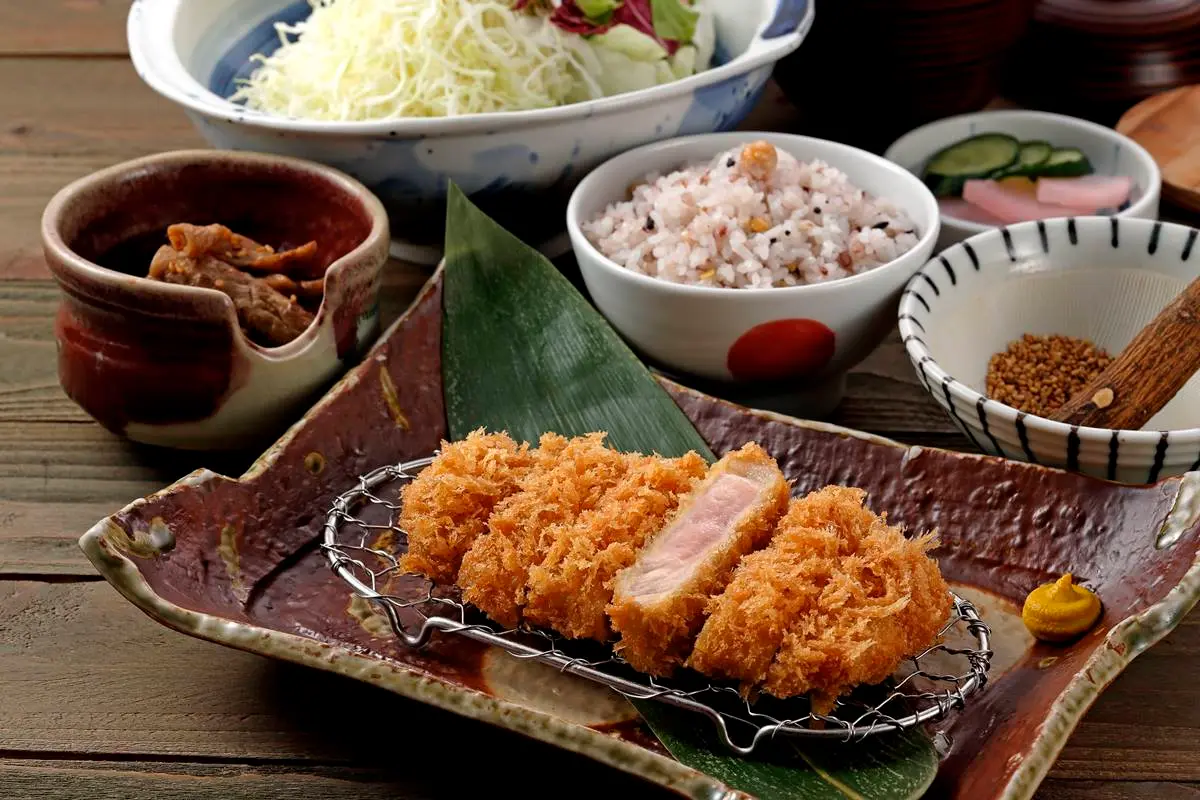 連３天「豬排買一送一」！155元起無限續飯湯、高麗菜，加碼免費送「腰內豬排」