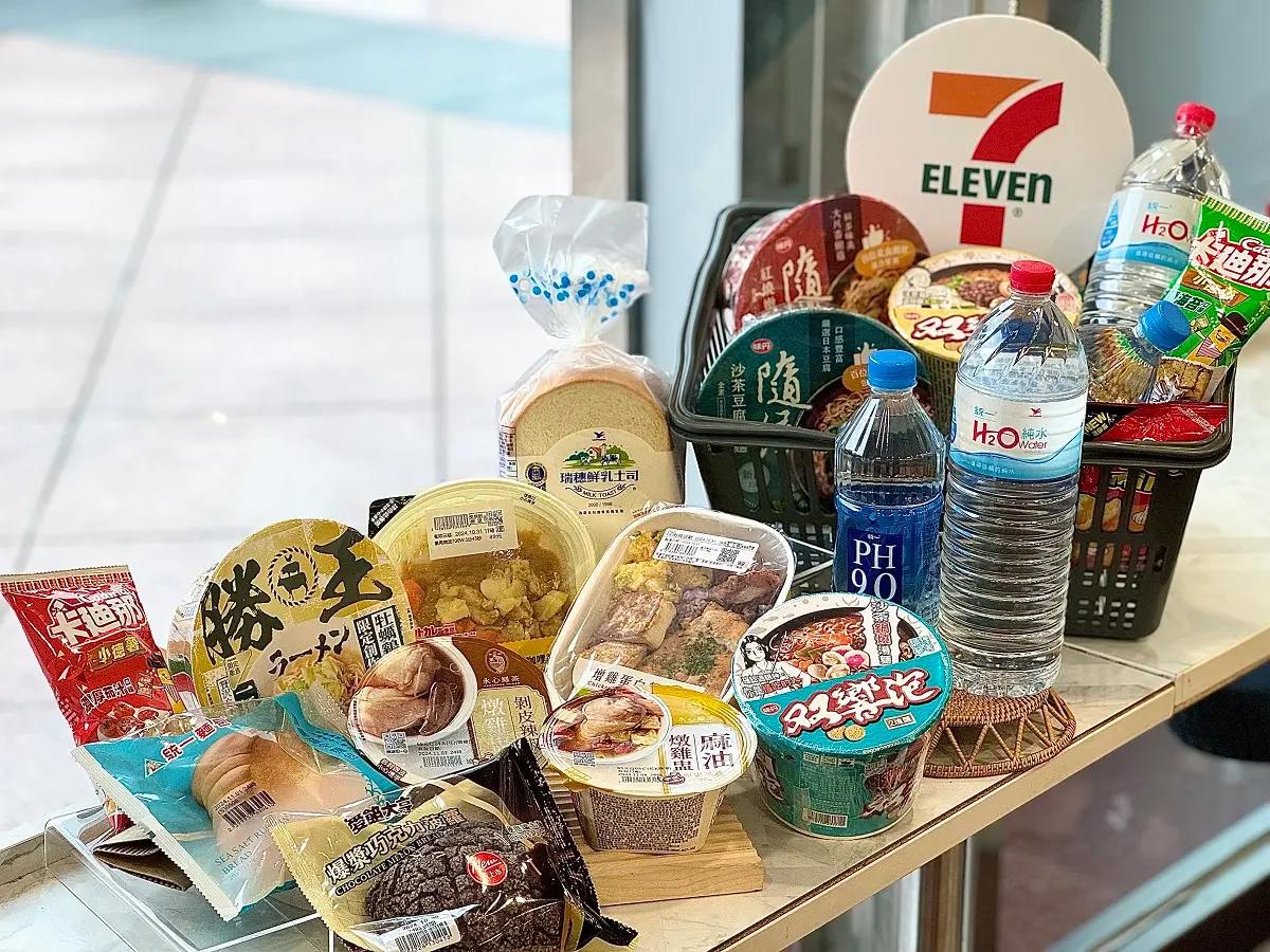 4超商防颱優惠包!「康芮颱風」全家辛炒麵買一送一、7-11瓶裝水第2件5折 4超商防颱優惠包!「康芮颱風」全家辛炒麵買一送一、7-11瓶裝水第2件5折
