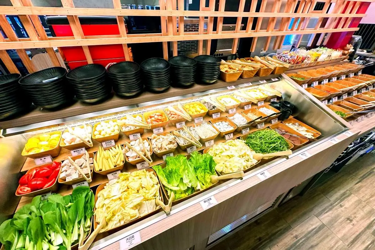 10種湯底可選！台北最夯「420元火鍋吃到飽」，豬油拌飯、麻油炸蛋無限嗑
