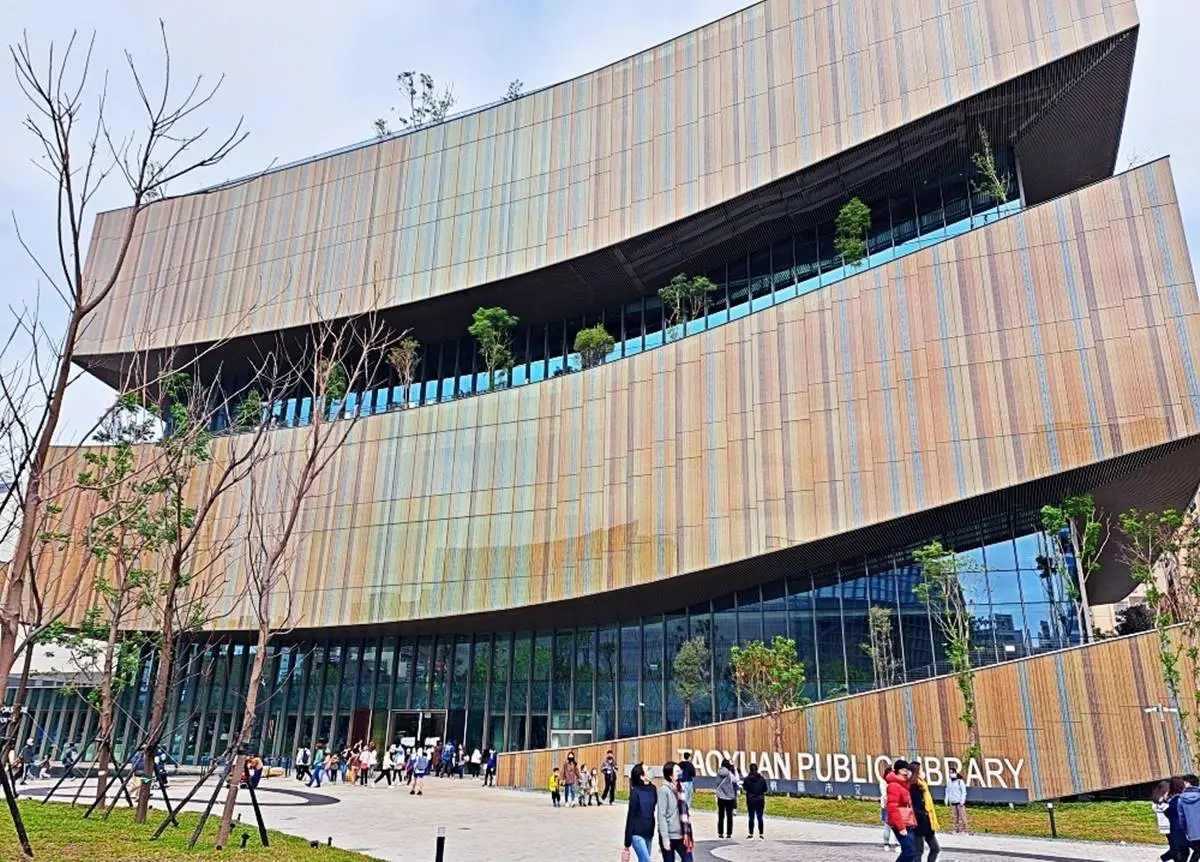 桃園景點「親子放電」推薦「桃園市立圖書館新建總館」，是桃園市文化地標。