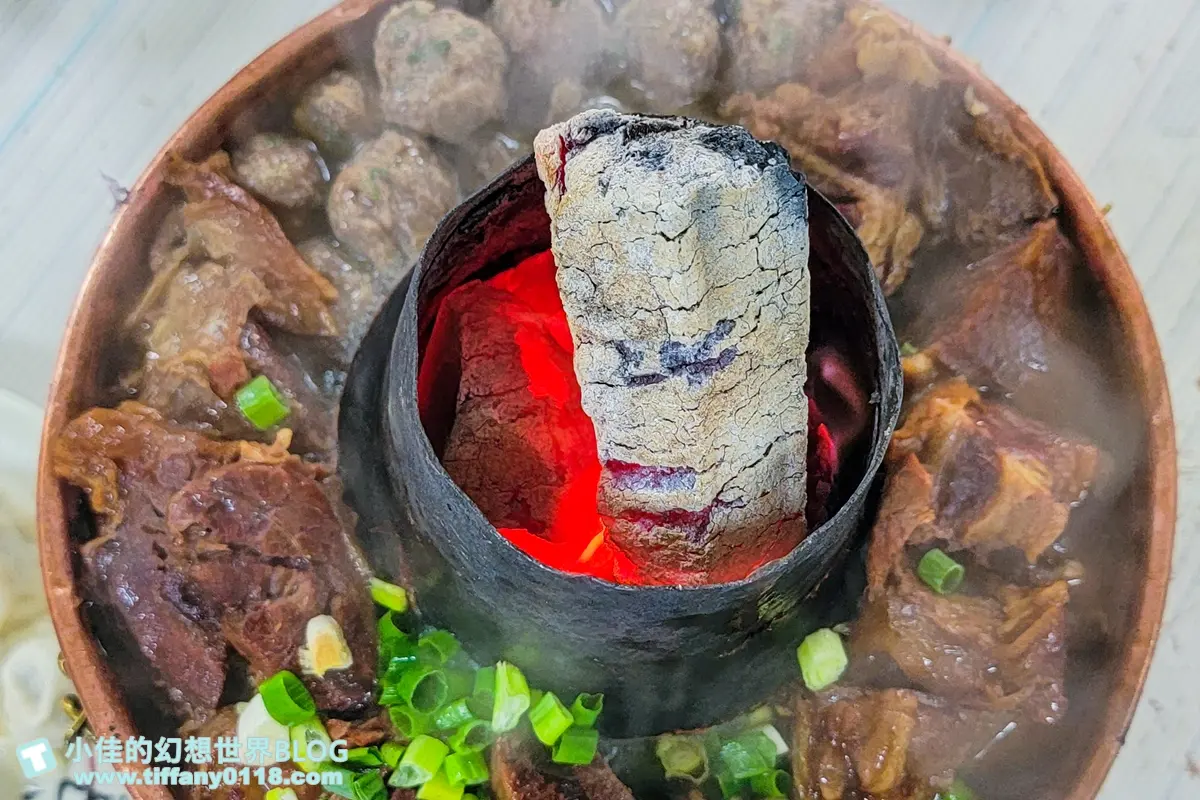 台中最強「爆量牛肉鍋」!牛肉塊、蔥肉丸滿到炸出,在地人瘋排隊開店就客滿 台中最強「爆量牛肉鍋」!牛肉塊、蔥肉丸滿到炸出,在地人瘋排隊開店就客滿