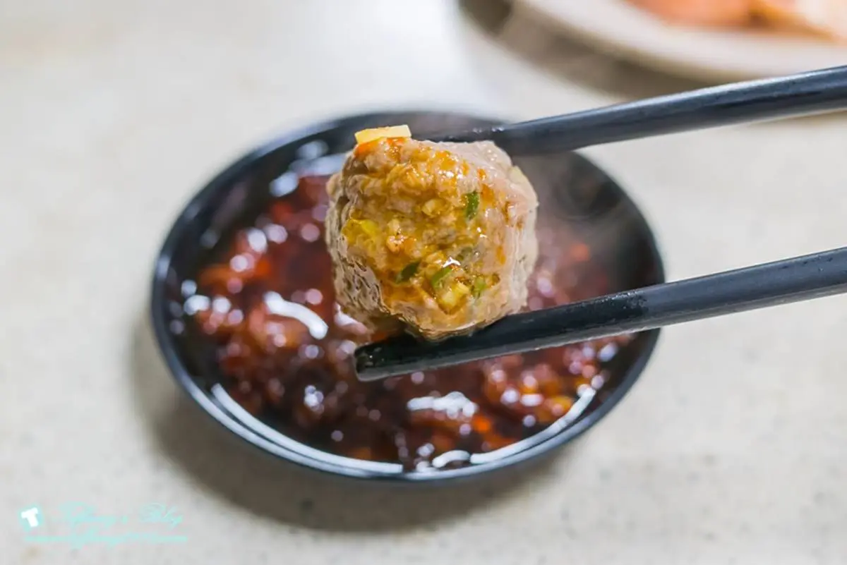 台中最強「爆量牛肉鍋」!牛肉塊、蔥肉丸滿到炸出,在地人瘋排隊開店就客滿 台中最強「爆量牛肉鍋」!牛肉塊、蔥肉丸滿到炸出,在地人瘋排隊開店就客滿