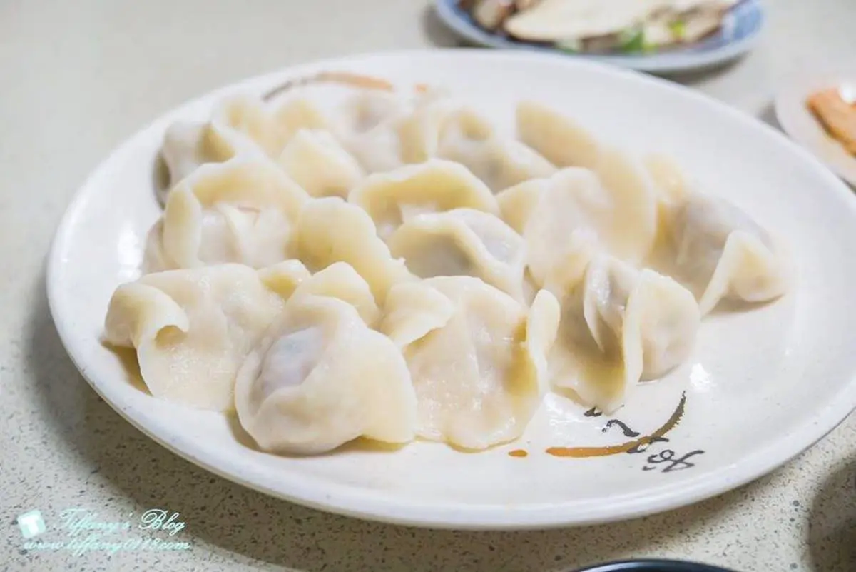 台中最強「爆量牛肉鍋」!牛肉塊、蔥肉丸滿到炸出,在地人瘋排隊開店就客滿 台中最強「爆量牛肉鍋」!牛肉塊、蔥肉丸滿到炸出,在地人瘋排隊開店就客滿
