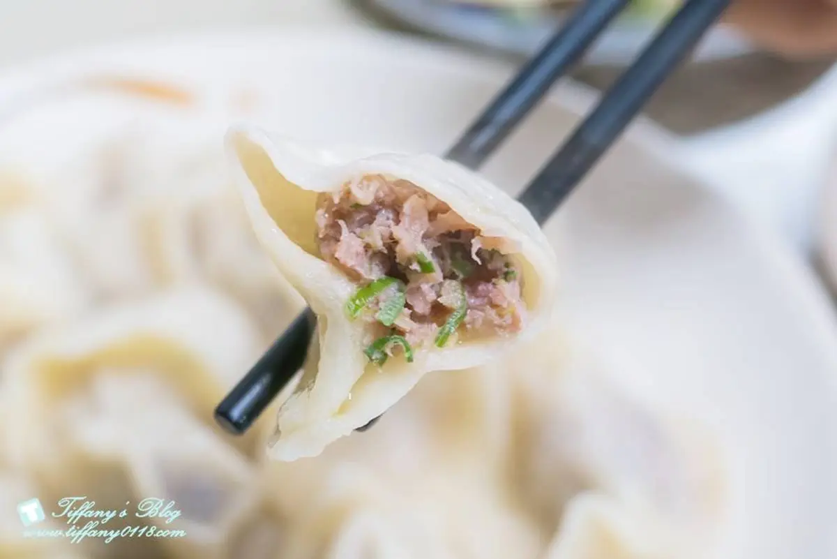 台中最強「爆量牛肉鍋」!牛肉塊、蔥肉丸滿到炸出,在地人瘋排隊開店就客滿 台中最強「爆量牛肉鍋」!牛肉塊、蔥肉丸滿到炸出,在地人瘋排隊開店就客滿