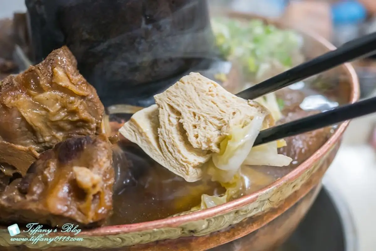 台中最強「爆量牛肉鍋」!牛肉塊、蔥肉丸滿到炸出,在地人瘋排隊開店就客滿 台中最強「爆量牛肉鍋」!牛肉塊、蔥肉丸滿到炸出,在地人瘋排隊開店就客滿