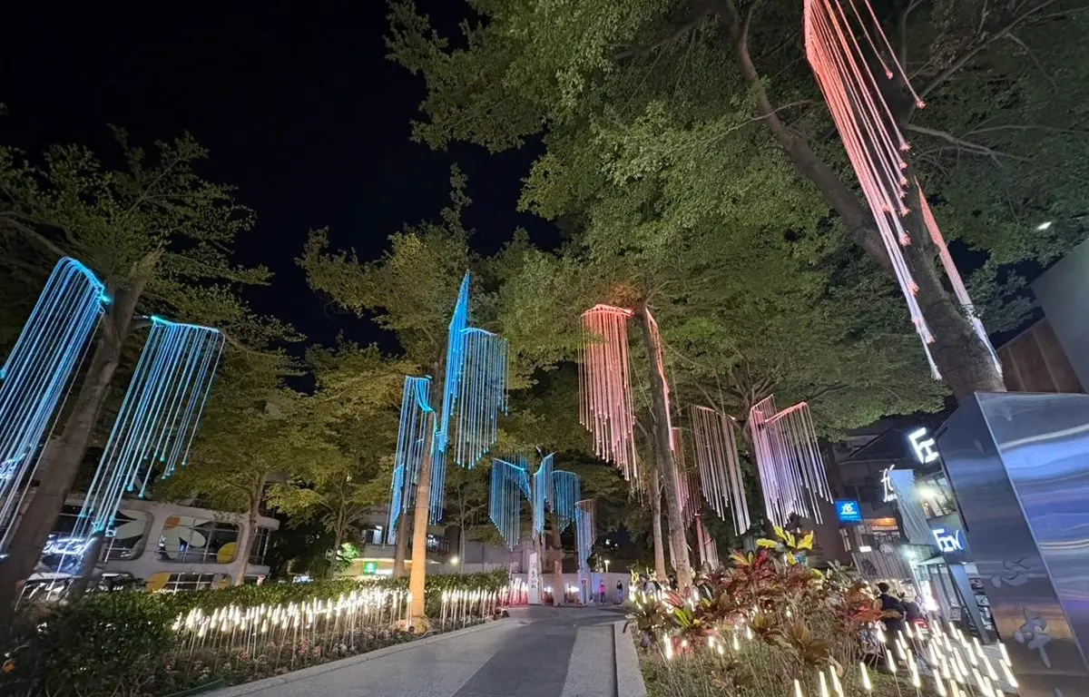 台北最美燈海樂園！餐車、美食聖誕市集免費逛，還能打卡４公尺巨型藍鯨