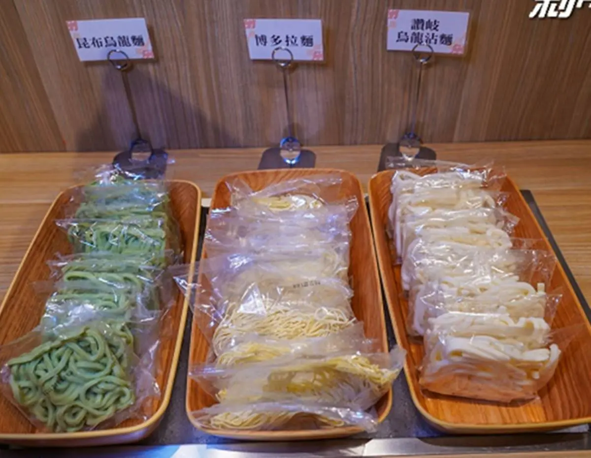 帶雨傘免費送「巨無霸肉山」! 308元起火鍋吃到飽,50款自助吧、松露野菇飯任吃 帶雨傘免費送「巨無霸肉山」! 308元起火鍋吃到飽,50款自助吧、松露野菇飯任吃