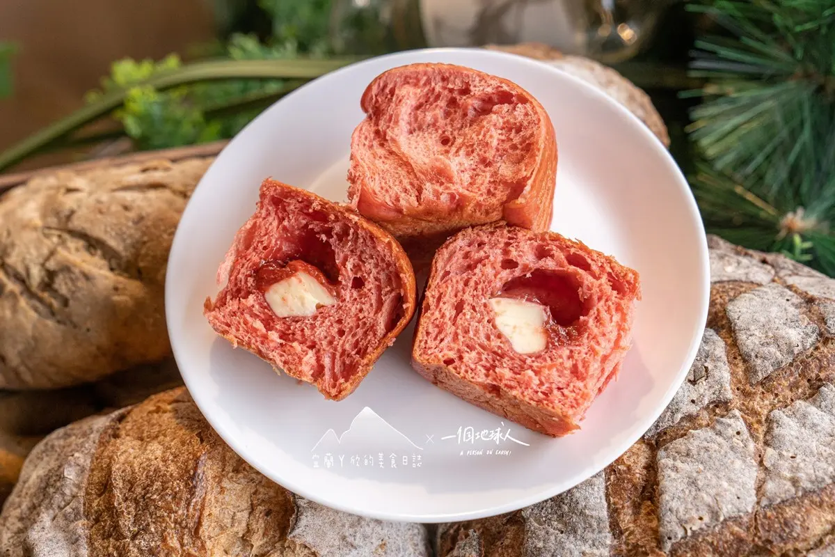 宜蘭最美伴手禮在這!期間限定「草莓餐包」登場,麵包塞入整隻烤雞有夠狂 宜蘭最美伴手禮在這!期間限定「草莓餐包」登場,麵包塞入整隻烤雞有夠狂