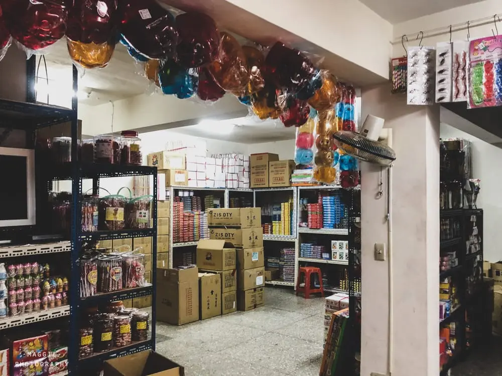 過年採買必逛!逾50年古早味零食玩具批發店超好買,抽抽樂、口紅糖通通有 過年採買必逛!逾50年古早味零食玩具批發店超好買,抽抽樂、口紅糖通通有