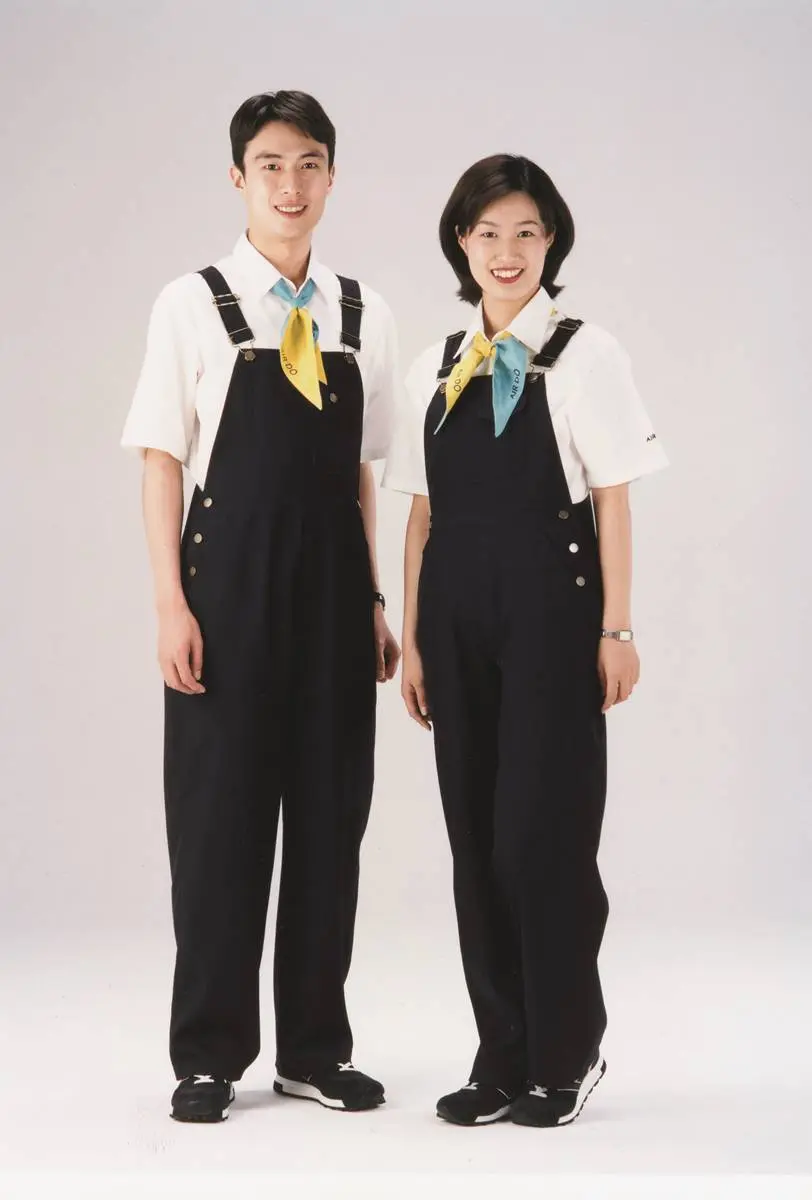 世界空服員制服特搜!日本「這航空」竟穿吊帶褲配球鞋,還有比基尼、太空裝 世界空服員制服特搜!日本「這航空」竟穿吊帶褲配球鞋,還有比基尼、太空裝