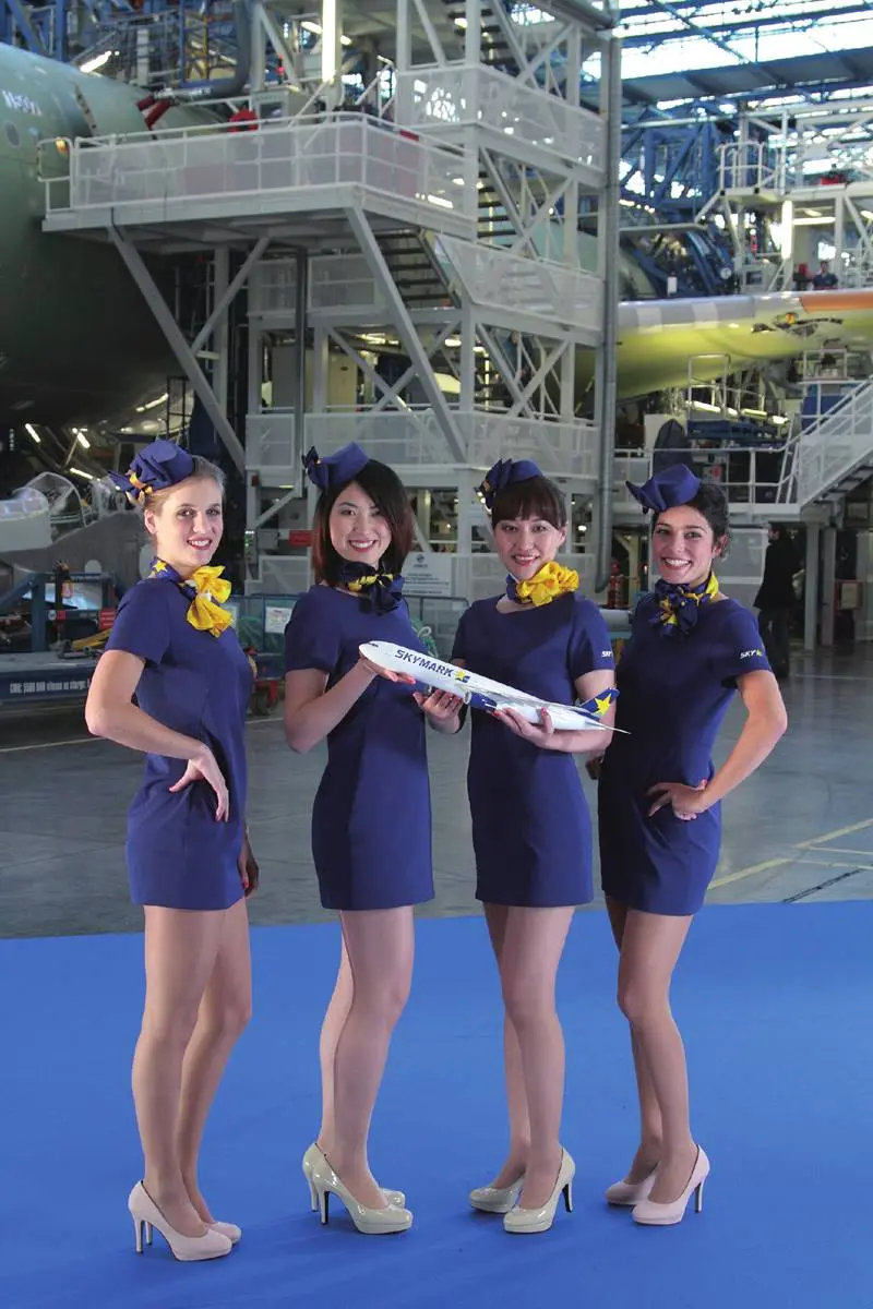 世界空服員制服特搜!日本「這航空」竟穿吊帶褲配球鞋,還有比基尼、太空裝 世界空服員制服特搜!日本「這航空」竟穿吊帶褲配球鞋,還有比基尼、太空裝