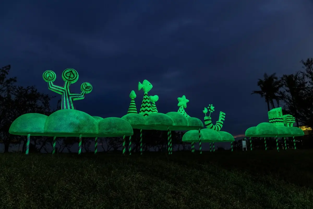 不插電自動發光！2025屏東新景點「雲光島」，用手電筒就能輕鬆作畫