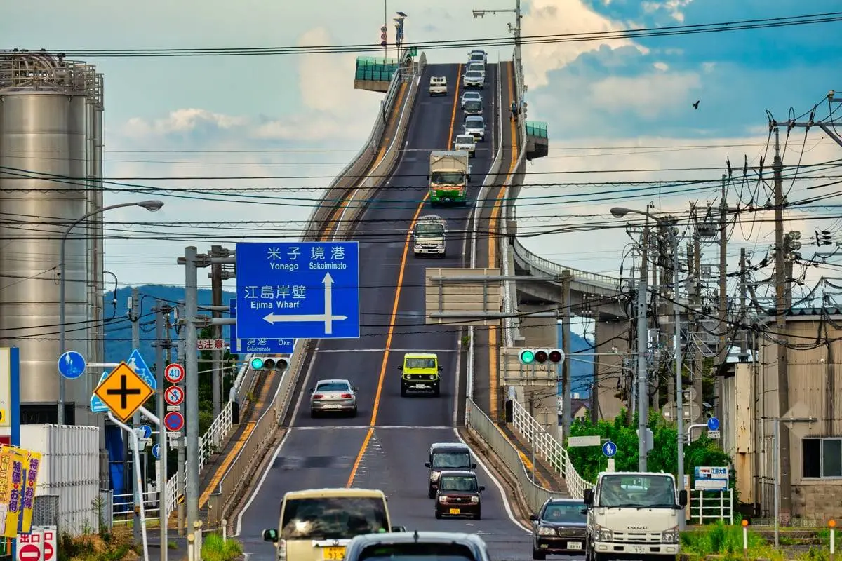 開車還是開玩笑?號稱「日本最陡」90度傾斜跨海橋,限定包裝伴手禮必入手 開車還是開玩笑?號稱「日本最陡」90度傾斜跨海橋,限定包裝伴手禮必入手