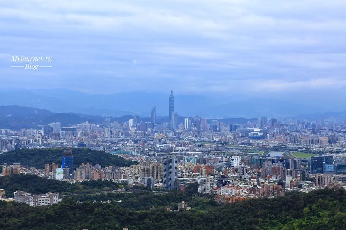 開在廟裡的隱藏版咖啡廳!隨喜價喝咖啡、賞內湖最強美景,再收絕美櫻花隧道 台北夜景5|內湖碧山巖:喝咖啡欣賞美景