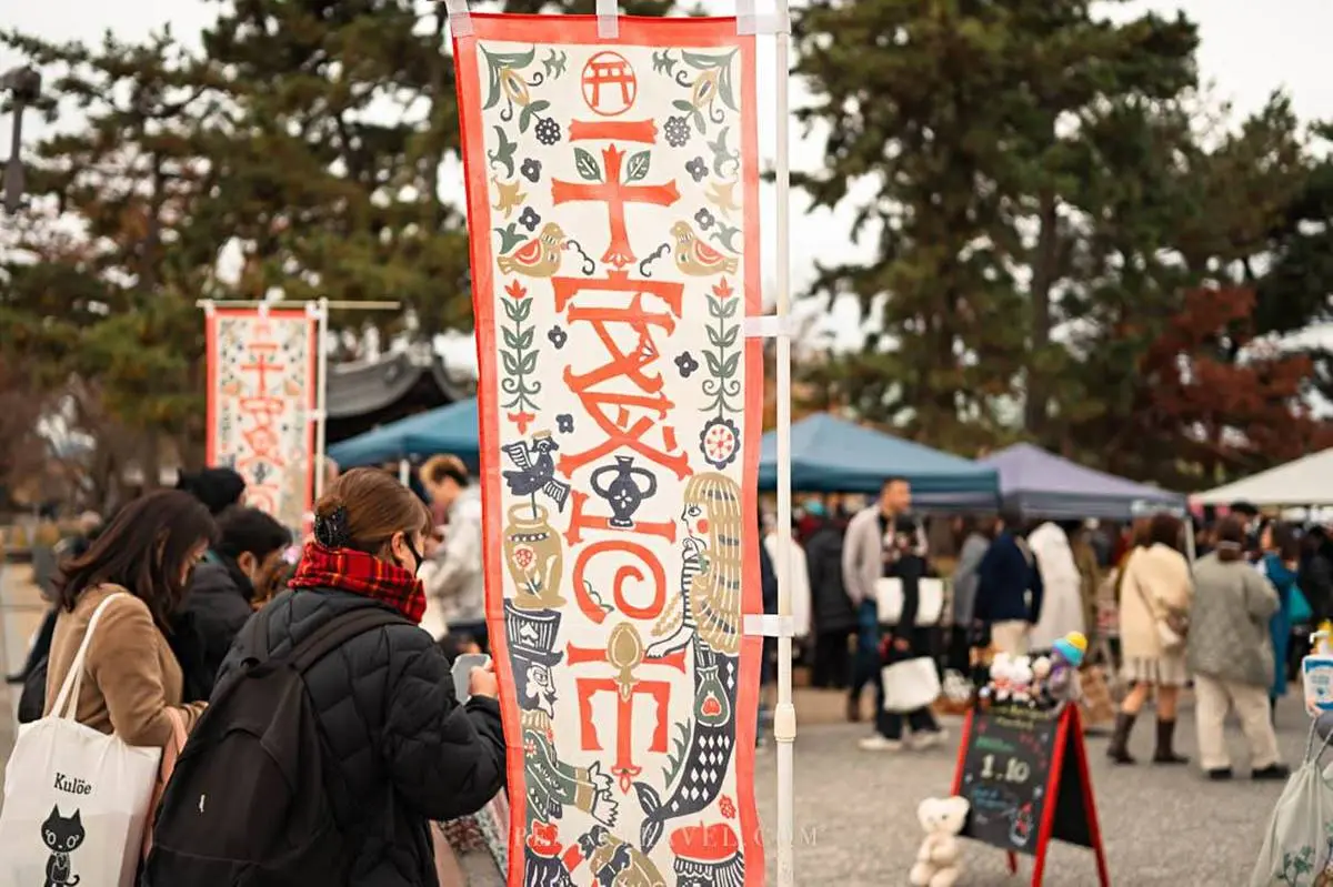 日本超人氣市集!京都尋寶必逛「平安蚤之市」,還能順吃50年拉麵老店 日本超人氣市集!京都尋寶必逛「平安蚤之市」,還能順吃50年拉麵老店