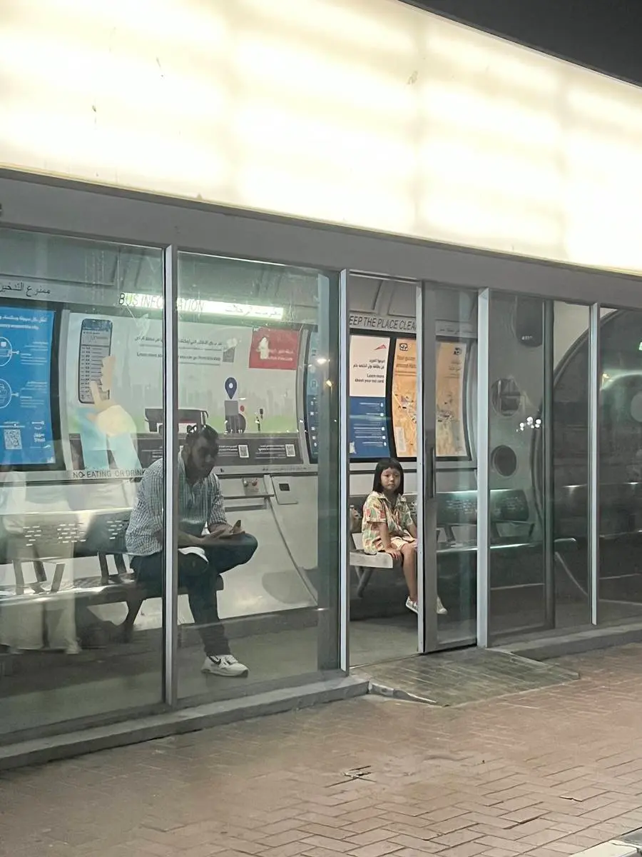 跟台灣一樣安全！中東「這城」手機放桌上不怕被偷，路邊等公車還有冷氣吹